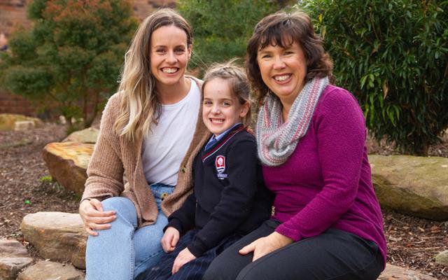 Mother and daughter share the same Kindergarten teacher 27 years apart